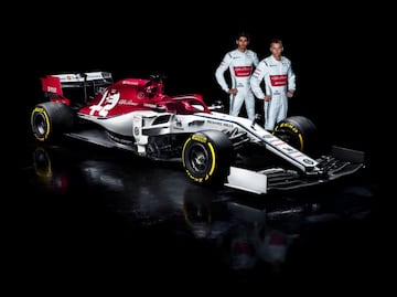 Kimi Raikkonen y Antonio Giovinazzi, los pilotos, destaparon el C38 desarrollado por Sauber con su decoración final, blanca y roja como en 2018.