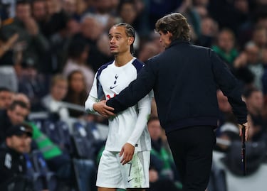 Simons afea una fiesta de Puskas