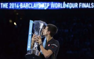 Novak Djokovic levantó su tercer trofeo consecutivo, tras la renuncia de Federer, y seguirá como el mejor del mundo.