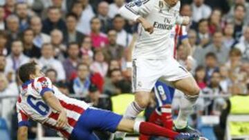 James, en la imagen yéndose de Koke, derrochó físico en el Calderón y el Bernabéu.