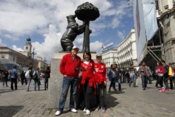 Los seguidores del Bayern Munich toman Madrid para animar a su equipo en el partido de ida de las semifinales de la Champions League que se disputará hoy en el Santiago Bernabéu.