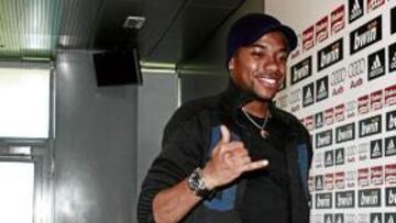 <b>SU MEJOR AÑO. </b>Robinho, saliendo de la conferencia de prensa.