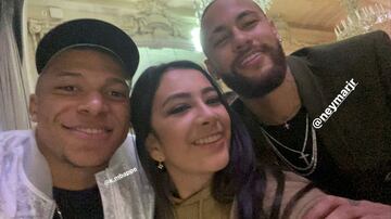 Mbappé y Neymar posando con la hija de Keylor Navas.