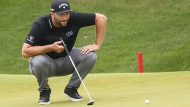 Jersey City (United States), 18/08/2021.- Golfer Jon Rahm of Spain on the 16th green during a practice round for the Northern Trust golf tournament at the Liberty National Golf Club in Jersey City, New Jersey, USA, 18 August 2021. The first round of the a