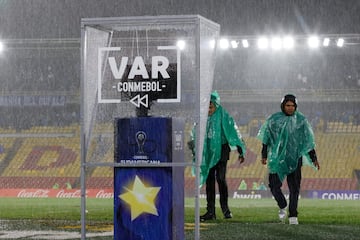 Las fuertes lluvias obligaron a que el partido entre Millonarios y Peñarol se suspendiera por varios minutos.