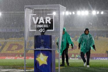 Las fuertes lluvias obligaron a que el partido entre Millonarios y Peñarol se suspendiera por varios minutos.