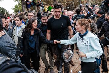 La Reina Letizia durante su visita a una zona afectada por la DANA en Paiporta, Valencia.