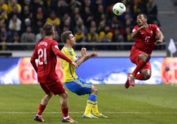 Joao Pereira y Nani durante el partido que enfrenta a la selección de portugal con la de Suecia, para la clasificación para el Mundial de Brasil 2014 en el Friends Arena de Solna.