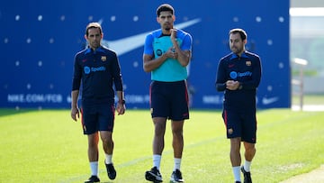 GRAFCAT2646. BARCELONA, 28/10/2022.- El jugador del FC Barcelona Ronald Araujo con dos fisioterapeutas durante el entrenamiento que el equipo azulgrana ha realizado este viernes en la ciudad deportiva Joan Gamper, previo al partido de LaLIga que mañana disputarán ante el Valencia CF. EFE/Alejandro García