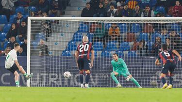 Victoria balsámica y contundente del Racing ante el Levante. Peque entra en el once gracias a un doblete fundamental. El primero de sus goles llegó desde el punto de penalti, y el segundo tras jugada de Mantilla e Íñigo Vicente.