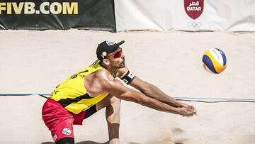 Pablo Herrera devuelve una bola durante un partido de vóley playa.