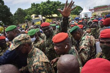 El teniente coronel Mamady Doumbouya, líder de las fuerzas golpistas, aclamado por el pueblo a su llegada al palacio presidencial.