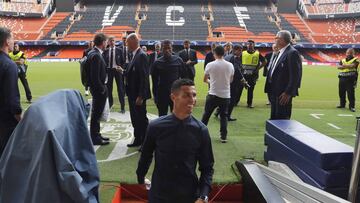 La Juventus, con Cristiano acaparando los focos, aterrizó en Valencia a las 17:40. Primera visita, Mestalla, donde estiraron piernas. Un centenar de aficionados italianos en la puerta. Todo controlado por la seguridad. Hay más de 200 periodi