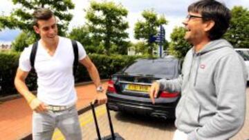 CON EL REDACTOR DE AS. Bale y el redactor de AS bromean a la llegada del jugador al hotel de concentración de Gales, en Cardiff.