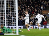 LONDON (United Kingdom), 07/01/2026.- Fulhams Raul Jimenez (R) celebrates after scoring the 1-0 goal during the English Premier League soccer match between Fulham FC and Chelsea FC, in London, Britain, 07 January 2026. (Reino Unido, Londres) EFE/EPA/TOLGA AKMEN EDITORIAL USE ONLY. No use with unauthorized audio, video, data, fixture lists, club/league logos, 'live' services or NFTs. Online in-match use limited to 120 images, no video emulation. No use in betting, games or single club/league/player publications.