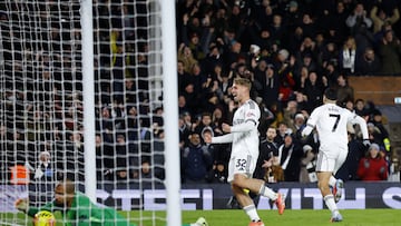 LONDON (United Kingdom), 07/01/2026.- Fulhams Raul Jimenez (R) celebrates after scoring the 1-0 goal during the English Premier League soccer match between Fulham FC and Chelsea FC, in London, Britain, 07 January 2026. (Reino Unido, Londres) EFE/EPA/TOLGA AKMEN EDITORIAL USE ONLY. No use with unauthorized audio, video, data, fixture lists, club/league logos, 'live' services or NFTs. Online in-match use limited to 120 images, no video emulation. No use in betting, games or single club/league/player publications.