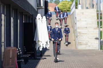 Los jugadores y cuerpo técnico se mueven en patinete durante su concentración para la Eurocopa por la Ciudad de Fútbol de una manera tan divertida y respetuosa para el medio ambiente como es el patinete eléctrico