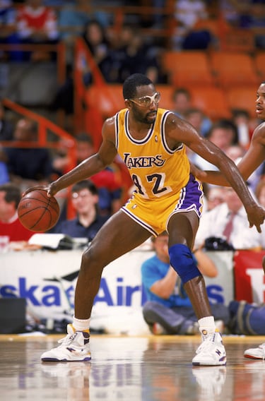 James Ager Worthy fue la tercera espada de los Lakers del Show Time. Miembro del Hall of Fame desde 2003, el alero participó en la conquista de tres anillos. Fue seleccionado para 7 All Stars y promedió 17,6 puntos y 5,1 rebotes. Fue apodado Big Game James por sus actuaciones estelares en los grandes partidos.