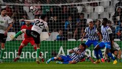 Esta volea de Arturo, del Racing, supuso el gol para su equipo ante el Alavés.