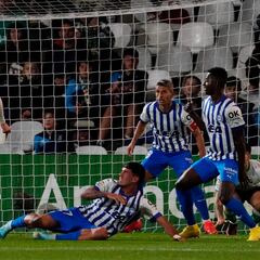 Un tiempo para cada equipo, un árbitro a la deriva y el VAR montando el lío