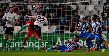 Esta volea de Arturo, del Racing, supuso el gol para su equipo ante el Alavés.