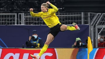 DORTMUND, GERMANY - MARCH 09: Erling Haaland of Borussia Dortmund celebrates after scoring their side's second goal from the penalty spot during the UEFA Champions League Round of 16 match between Borussia Dortmund and Sevilla FC at Signal Iduna Park