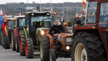 Agricultores y tractores en una manifestación durante la décima jornada de protestas de los tractores en las carreteras españolas, a 15 de febrero de 2024, en Ponferrada, León, Castilla y León (España). Agricultores y ganaderos de toda España han sacado sus tractores a las carreteras por décimo día consecutivo, para pedir mejoras en el sector, entre ellas exigir ayudas para afrontar las sequías que sufre el campo. Además, protestan contra las políticas europeas y su falta de rentabilidad.
15 FEBRERO 2024;MANIFESTACIÓN;AGRICULTORES;GANADEROS;TRACTORES;TRACTORADA;MEJORAS;CAMPO;SEQUÍAS
Carlos Castro / Europa Press
15/02/2024