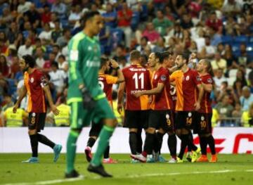 1-1. Sneijder celebró el gol del empate con sus compañeros.