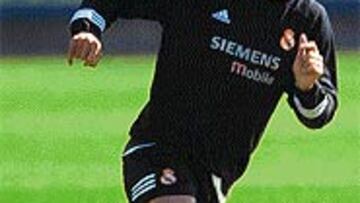 <B>AYER VOLVIÓ A MACHACARSE</B>. Ronaldo completó su recuperación con otra sesión agotadora. Carrera continua, cambios de ritmo, sprints...