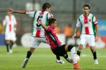 Agustín Farias lucha en una jugada con Leandro Reymundezi.