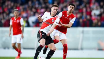 AVELLANEDA, ARGENTINA - AUGUST 07: Agustin Palavecino of River Plate fights for the ball with Alan Soñora of Independiente during a match between Independiente and River Plate as part of Liga Profesional 2022 at Estadio Libertadores de América - Ricardo Enrique Bochini on August 7, 2022 in Avellaneda, Argentina. (Photo by Marcelo Endelli/Getty Images)