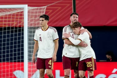 Muñoz celebra con sus compañeros su primer tanto con España en su debut oficial.
