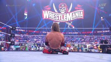 Edge celebra su victoria en Royal Rumble 2021.