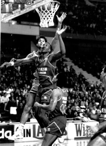 En 1990 fichó por el Pamesa Valencia, donde jugaría 3 temporadas a un buen nivel, acabando su carrera deportiva jugando 11 partidos con el Argal Huesca en la recta final de la liga ACB de 1994. Cuando se retiró tenía una marca de 2.729 rebotes 