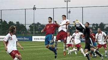 <b>PELIGRO POR ALTO. </b>El portero suizo Borkovic se ve obligado a despejar de puños ante el salto al remate de Óscar Sielva.