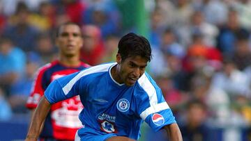 FUTBOL MEXICANO APERTURA 2003 
MEXSPORT DIGITAL IMAGE 
09 November 2003:  Action photo of Jose Alberto Hernandez of Cruz Azul against Irapuato, during the week 17 of the Mexican Soccer,Cruz Azul won 2-0./Foto de accion de Jose Alberto Hernandez del Cruz Azul ante Irapuato, durante la semana 18 del Futbol Mexicano,Cruz Azul gano 2-0. MEXSPORT/MARTIN VENEGAS