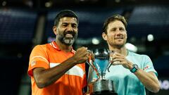 Rohan Bopanna y Matthew Ebden, con la copa de campeones del Open de Australia.