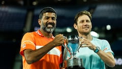 Rohan Bopanna y Matthew Ebden, con la copa de campeones del Open de Australia.