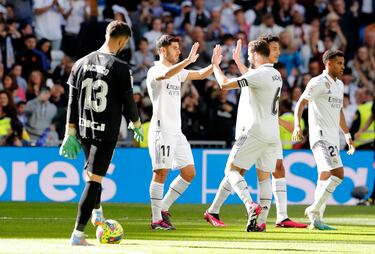 Asensio celebra su gol con Nacho Fernández.