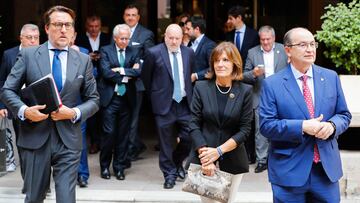 MADRID, 17/10/2022.- (i-d) El presidente del Levante, Quico Catalan; la del Eibar, Amaia Gorostiza, y el del Sevilla, Pepe Castro, a su llegada a la reunión de dieciséis clubes de Primera División con el ministro de Cultura y Deporte, Miquel Iceta, para recuperar las siete enmiendas presentadas por el PP que afectan, principalmente, a la Superliga, al acuerdo de los clubes con CVC y a la venta de los derechos de televisión, este lunes en el Ministerio de Cultura y Deporte, en Madrid. EFE/ Luis Millán
