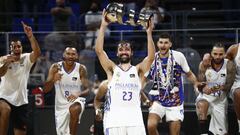 Sergio Llull, MVP de la Supercopa, levanta el t&iacute;tulo conquistado en Tenerife tras ganar al Bar&ccedil;a.