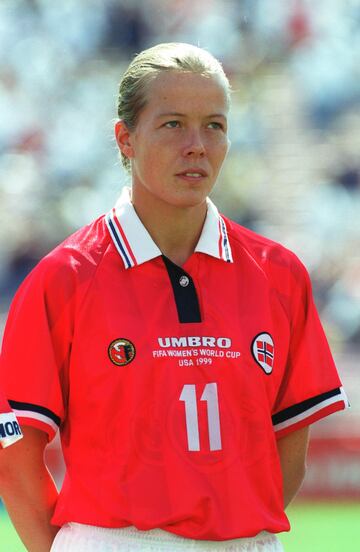 A pesar de que Noruega cayó eliminada en la fase de grupos de la EURO 1997, sus aficionados no olvidarán el póker de goles de Marianne Pettersen contra Dinamarca. La jugadora de 22 años anotó un doblete en cada parte y sigue siendo la única jugadora que ha marcado cuatro goles en un mismo partido en toda la historia de la Eurocopa femenina.
