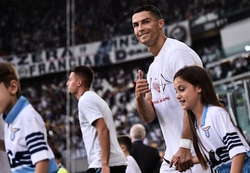 Cristiano saliendo por primera vez al Juventus Stadium. 