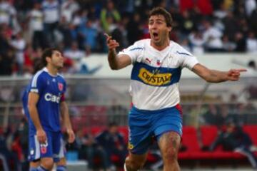 Jugó en Boca Junior y llegó el 2010 a Universidad Católica. Fue parte del último título de los cruzados con 10 goles. Hoy está en Sao Paulo y ha sido parte de la Selección Argentina.
