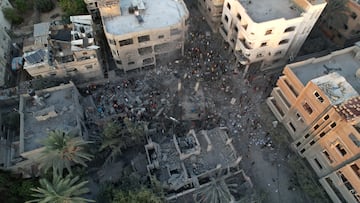 People gather at the site of Israeli strikes on houses in the central Gaza Strip, October 18, 2023. REUTERS/Mohammed Fayq Abu Mostafa