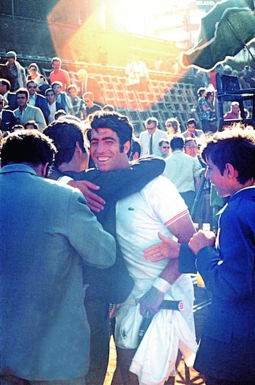 En 1975, Manuel Orantes, enmudec¨ªa al p¨²blico de Nueva York al vencer en la final del US Open a la estrella local, Jimmy Connors, por 6-4, 6-3, y 6-3, ganando as¨ª su ¨²nico torneo del Grand Slam.