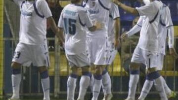 <b>LA PRIMERA PIEDRA. </b>Leandro Gioda celebra con sus compañeros el 0-1 que ponía al Xerez en el camino del triunfo.