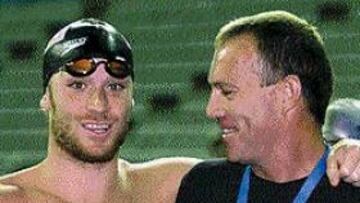 <b>INVASIÓN USA.</b> El equipo de Estados Unidos desembarcó de Francia por la mañana y por la tarde tomó el Sant Jordi con todas sus figuras: Moses (en la imagen, con nuestro redactor) Phelps, Carvin, Coughlin, Thompson...