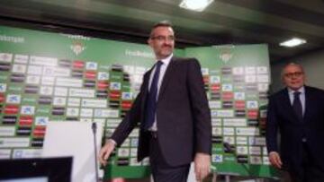 Macià llega a la sala de prensa del Villamarín el día de su presentación.