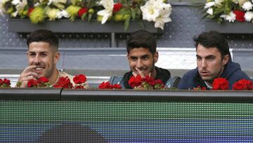 GRA707. MADRID, 11/05/2017.- El jugador del Real Madrid Marco Asensio (c), entre otros, asisten al partido entre el tenista australiano Nick Kyrgios y el español Rafa Nadal, hoy en el torneo Mutua Madrid Open disputado en la Caja Mágica. EFE/Kiko Huesca